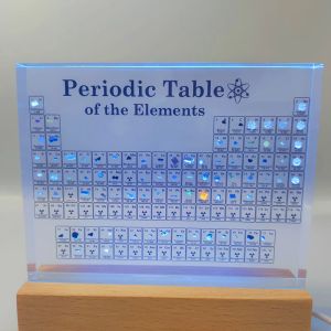Le tableau périodique miniature présente des éléments à base d'acrylique à l'intérieur de l'enseignement de la chimie pour enfants, des échantillons d'éléments réels, une décoration de lettres