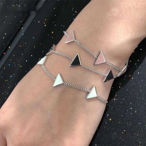 Minimaliste et luxe Triangle chaîne géométrique Bracelet Style Instagram Bracelet inversé haut de gamme émail artisanat tendance femme