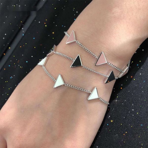 Pulsera estilo Instagram con cadena geométrica triangular minimalista y de lujo, pulsera invertida, artesanía esmaltada de alta gama, tendencia de mujer