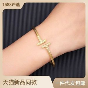 Diseño minimalista Oro de 18 quilates Doble T Clásico Conjunto de diamantes Pulsera abierta Pulsera de mujer de acero titanio con soporte pequeño Pulsera versátil incolora