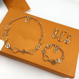Boucles d'oreilles de conception minimaliste creusées en forme de V Feuille de fleur de fleur de diamant Bracelet Bracelet Bracelet à la mode bijoux en gros