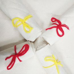 Broderie minimaliste, point de croix, peinture spéciale décoration tissu brodé, tissu lin, broderie laine, tissu brodé