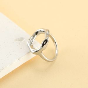 Minimalistische geometrie titanium ring voor dames Instagram-stijl