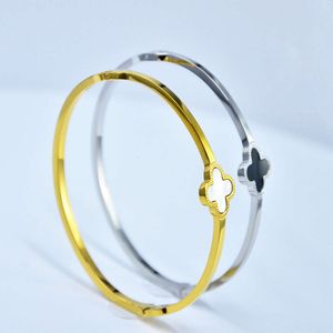Nouveau bracelet minimaliste en acier inoxydable plaqué or trèfle en titane qui ne se décolore pas
