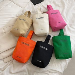 Minimalistische stijl mini canvas tas met handvat Draagbare lunchtas Snoepkleur Waterkoker Polsband Effen handtassen Letter Shopper Bags YFA2193