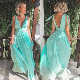 Mint 2020 Vestidos de dama de honor verde de verano Correas de hendidura lateral Longitud de la longitud personalizada de la playa de la playa de la playa del invitado de la boda de la playa