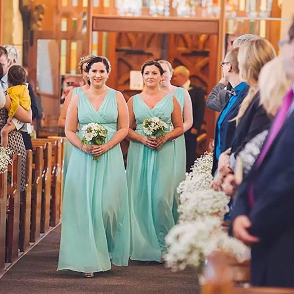 Vestidos de dama de honor de color verde menta Gasa 2022 Diseñador Cuello en V Longitud del piso Tallas grandes Vestido de dama de honor País Playa Boda Noche Vestidos de noche formales vestidos