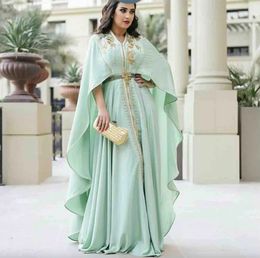Mint Green Kaftan prom -jurken Cape Long Sleeve met gouden borduurwerk kanten Appliques plus size moslim Arabische Dubai formele avondjurken
