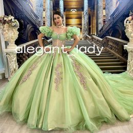 Vert menthe princesse Quinceanera robes hors épaule dentelle Appliques perles à plusieurs niveaux princesse mascarade douce 15 robes de soirée
