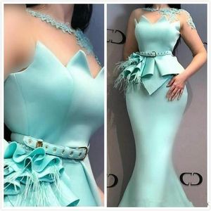 Mint Plus Size Prom Dresses Saoedi-Arabische Sheer Hals Applicaties Kant Kralen Mermaid Avondjurk met Peplum Veren Vrouwen Formele Partyjurk