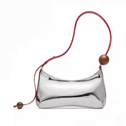 Sac de concepteur de qualité miroir sac en argent sacles de sous-bras pour femmes niche de style français une épaule portable sac à bandoulière pour femmes 240115