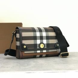 Bolso bandolera de diseñador con calidad de espejo para mujer y hombre, bolso de hombro de lujo, un estilo inspirado en archivos en cuadros detallados con tachuelas con logo grabado, bolso de moda