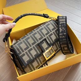 Mirror Quality Luxury's reliëf Baguette onderarm TOTE TOEDE Designers schoudertas vrouwen klassieke klep handtas envelop koppelingszak man lederen portemonnees crossbody tassen