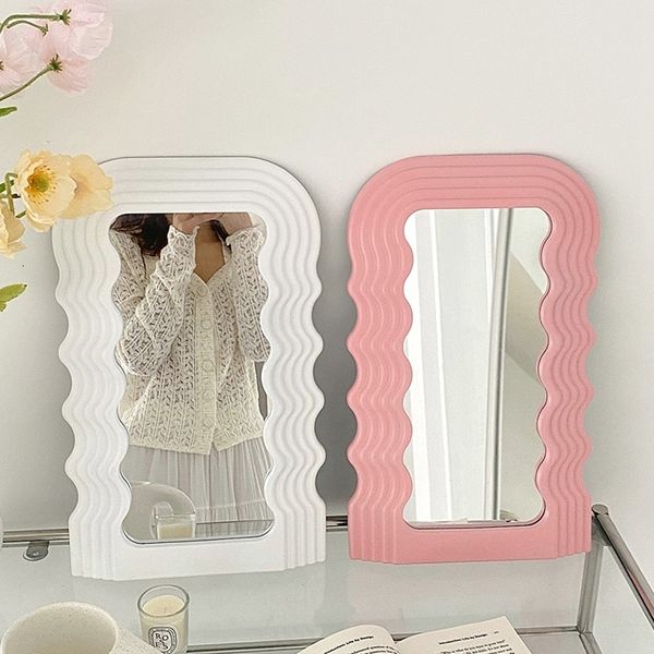 Miroirs Ins Wave Decorative Makeup Ornement de bureau cosmétique irrégulier pour chambre de salle de bain Dormitory Bathroom Home Decor 230111