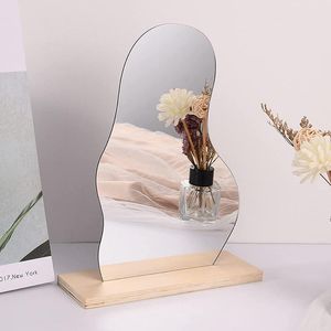 La beauté de maquillage acrylique de miroir irrégulier de miroirs convient aux bureaux, à la chambre à coucher et à la décoration à la maison d'espace minimal