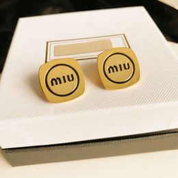 Pendientes femeninos de estilo de fragancia pequeña de lujo con esmalte de aceite caído Miu de latón brillante con letras de Miss Miao