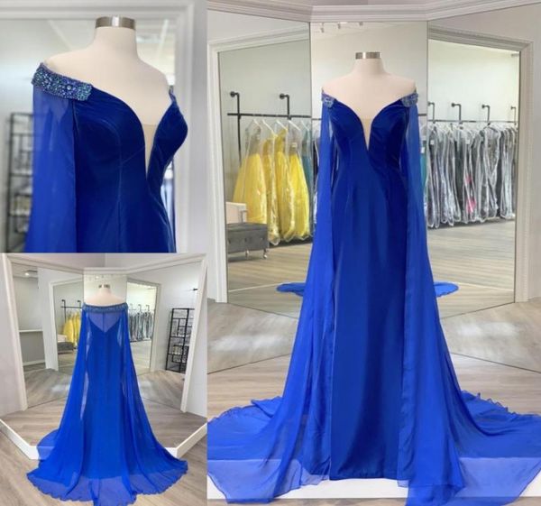Miss Mrs Lady Pageant Dress 2023 Royal Blue Velvet Élégant Tapis Rouge Couture Robes avec Mousseline Cape Perlage Épaule Hors du S9655410
