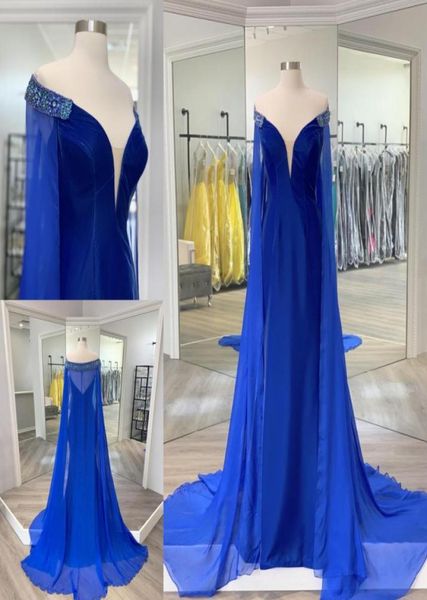 Miss Mrs Lady Pageant Dress 2023 Royal Blue Velvet Élégant Tapis Rouge Couture Robes avec Cape En Mousseline De Soie Perlée Épaule Hors du S5736909