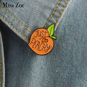 Miss Zoe Cartoon Peach Emaille Pins Fruit Peachy Badge Broche Revers Pin voor Denim Jas Shirt Tas Leuke Sieraden Gift Meisjesvriend