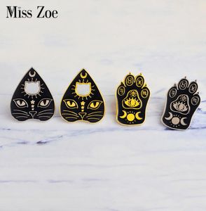 Miss Zoe Witchcat Black Cat Paw Star Moon Eye Witch Craft Magic Course Emage Émaliennes Gold Silver Brooch Badge Denim Coat Jewelry Gif1505726
