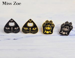 Miss Zoe Witchcat Black Cat Paw Star Moon Eye Witch Craft Course Course Land Pinnen Gold Silver Broch Badge Denim Coat Sieraden GIF5966140