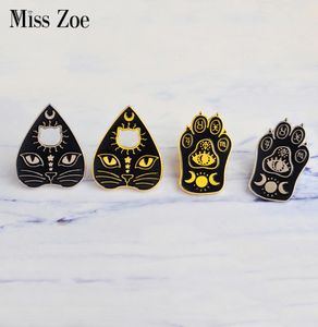 Miss Zoe Witchcat Patte de chat noir Étoile de lune Oeil Sorcellerie Cours de magie Épingles en émail Or argent broche Badge Denim manteau Bijoux Gif3536050