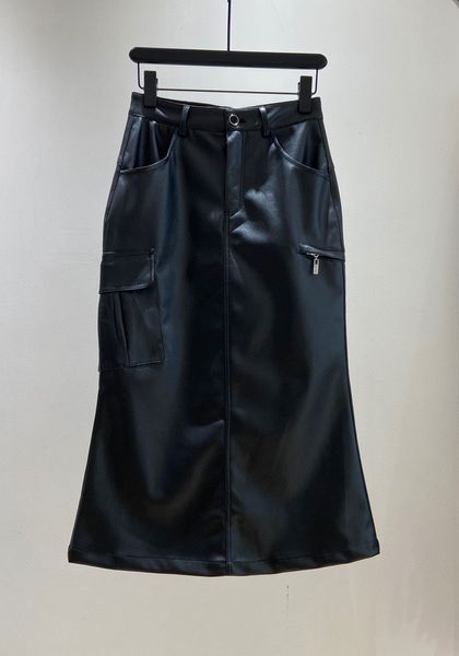 MIU 23 Automne/Hiver Nouvelle jupe en cuir mi-longue, design de style workwear, boutons de lettres personnalisés, à la mode, classique, polyvalente