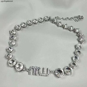 MIU Big and Small Sister Style ~ Haute classe Full Diamond Diamond Party Collarbone Chain Robe Collier Accessoires 2024 000