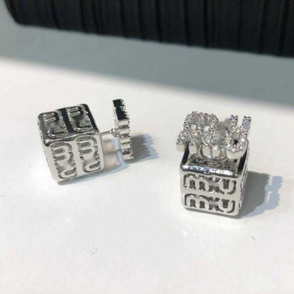 Boucles d'oreilles Miu Sparkling Diamond Letter Cube Ear Studs Fashion Design avec deux boucles d'oreilles et Ins Cool Versatile Luxury Designer Jewelry