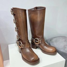 miu chaussures miui bottes hautes Miu femmes bottes chaussures de créateur style y2k botte de motard en cuir marron bout rond talon épais bottes Martin boucle de ceinture chaussures de garniture