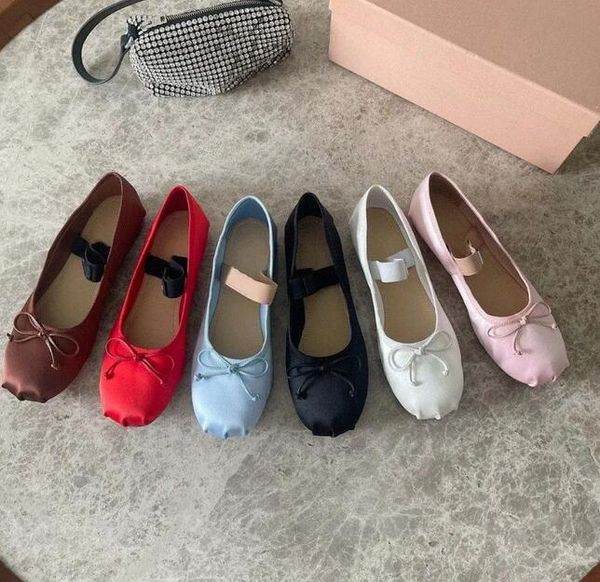 Miu chaussures de ballet pour femmes chaussures de bateau marque de designer arc plat Mary Jane bande élastique rétro confortable noir et blanc rose gris rouge chaussures de pêcheur boîte de lacets de bateau.