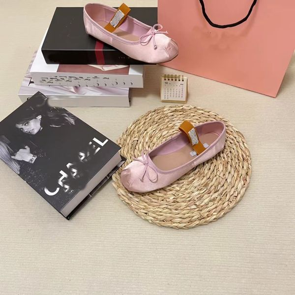 Miu chaussures de ballet pour femmes chaussures bateau marque de créateur noeud fond plat Mary Jane confortable rétro bande élastique noir et blanc rose gris rouge marron décontracté extérieur 35-40tn