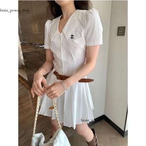 Miui Bag Dress Dames Designer Hoogwaardige Luxe mode Shirts Casual Whitedress Classic Mode Borduurde V-hals met riem geplooide jurken 168