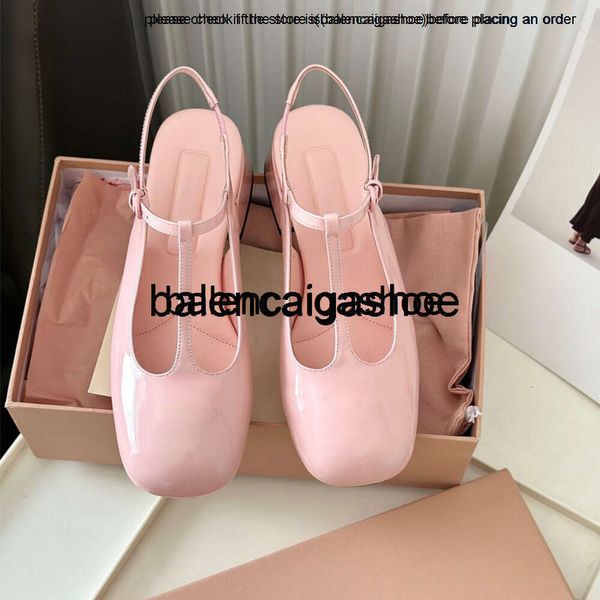 Miui Ballet Shoes Designer Retro Cow Patent Patent Coue Couxage Package de couture Mary Jane Shoes Macaroon T Sandale Sandales à talons épais