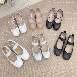 Miui Ballet Chaussures pour femmes Designer Brand Bow Flat Bottom Flat Bottom Mary Jane confortable Retro Elastic Band Black and White Pink Grey Brown Casual Casual 35-42TN 3F4G Miimiuss