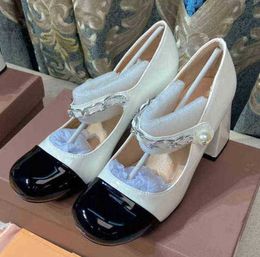 Miui merk C Pearl Chain Dames 2023 Schoenen van topkwaliteit Kleine geurstijl Zwart en wit kleur Leer Dikke hak vierkante kop ondiepe mond sandalen
