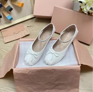 Miui Casual Echte luxe schoenen modeontwerpster Leather Women Ballet Flats Crystal Butterfly-Knot Leisure Shoes Elastic Band Slip on Runway Feetwear