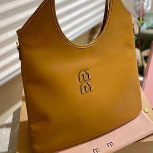 Miui Koeienhuid Kwaliteit Topkwaliteit Tote Bag Dames S Ontwerpers Schouder Mode Exclusieve Editie Hobo Messenger Bags Hoge Capaciteit Letter Handtassen