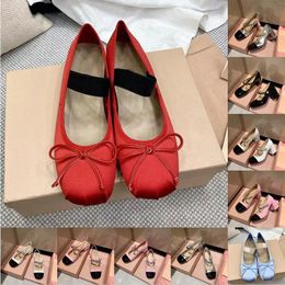 Miui Dance Beste Quality LM Designer schoenen Zomer Charms Walk Casual Shoe Women Red Nius Ballet Fats Real Silk Muller Shoes Brand Classic Walking Flats Mules Comfort K0