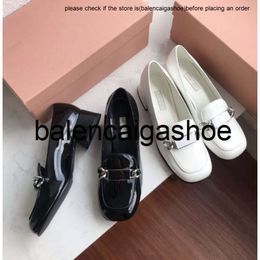 Miui Leather 2022 Chaussures Designer Mary Jane High Heels Shoe Womens New Retro All-Match Banquet Banquet Chunky Talon Chauffes Chaussures Miumiuss