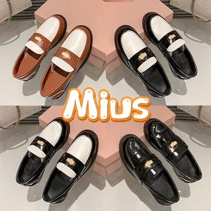 Miui Luxury Maceurs Chaussures robe Best Quality Tobacco Bouchon en cuir en relief noir Top Top Fashion Women Sneaker Fashion Designer Fashion Sneakers LO61