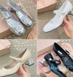 Miui Mary Jane Hakken Dames Formele Schoenen Sandalen Luxe Mode Lakleer Middelhoge hak Parel Edelsteenhak Zwart Wit Zilver Metaal Designer Feest Bruiloft