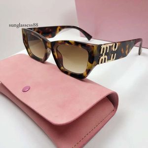 Miui Miui Lunettes de soleil Lunettes de soleil design pour femmes Personnalité Miroir Jambe Métal Grande Lettre Design Multicolore Marque Lunettes Factory Outlet Promotionnel Spécial