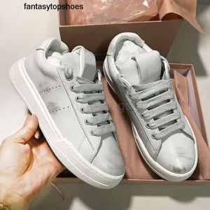 Miui mivmiv beste-kwaliteit kleine y-versie lederen geborstelde witte schoenschoenen voor dames casual gelijkdek dikke zool broodschoenen