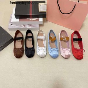 Miui Mivmiv Mius Ballerinas 2024 Ballet Best Quality Flacts Designer Femmes Satin chaussures Silk Bow Elastic Strap Elastic Sneakers Slip on Loafer Lady Flat Dance Hys1