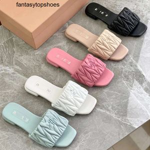 Miui mivmiv slippers mode hoge hakken elegante sandaal vrouw schoenen lage hakken slippers witte roze gele formele schoenen designer slippers