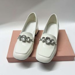 MIUI Premium Evening Shoe Mui Style Family Gaoding Shoes 2024 Nouveau talon épais Chaussures Lefu Patent Coueur Square Head Crystal chaussures