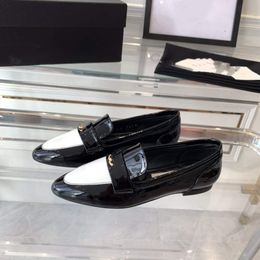 MIUI Single de haute qualité Mary Jane Shoe est une version avec un match de couleur classique qui est inoubliable en un coup d'œil, ce qui le rend à la mode pour les chaussures de femmes décontractées.