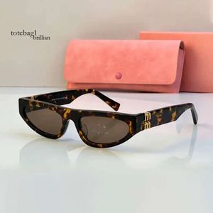 Miui zonnebrillen Designer Dames Miumius Europese Amerikaanse stijltrends Narrow Avantgarde Cat Eye Design Tortoise Shell-zonnebril Acetaatframe