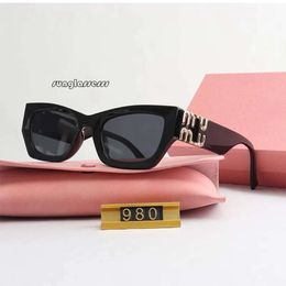 Lunettes de soleil Miui pour femmes Designer Top Quality Simple Sunglasses Classic Brand Sun Verre avec lettre LOGGLE ADUMBRAL 7 COULEUR OPTION COLLETS